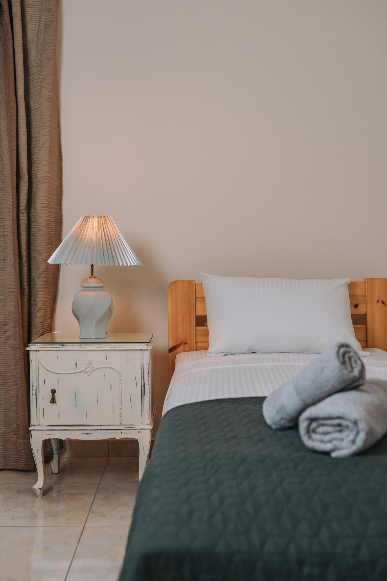 Nostos Apartment, With A Spacious Backyard Artemida  Bagian luar foto
