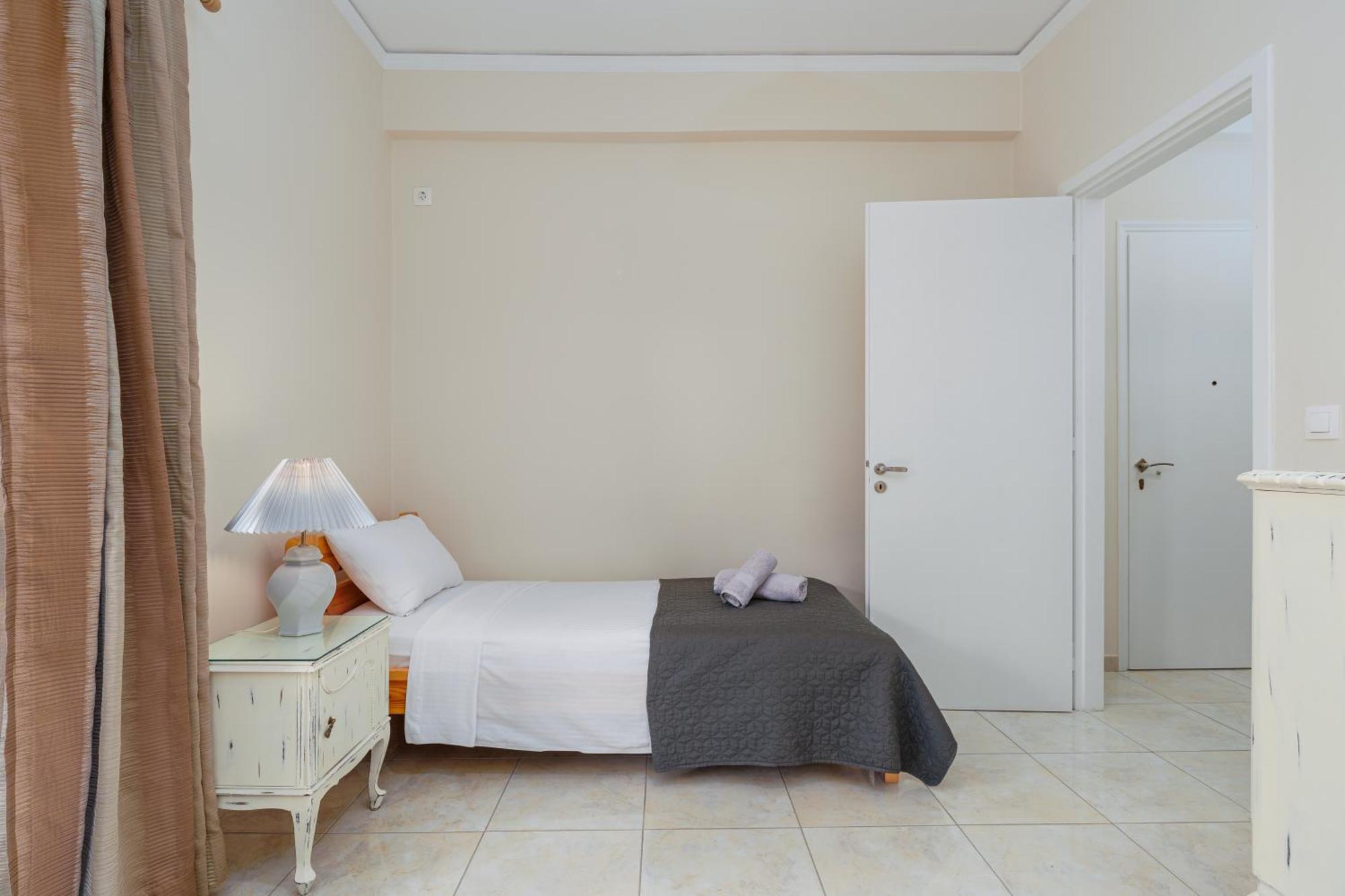 Nostos Apartment, With A Spacious Backyard Artemida  Bagian luar foto